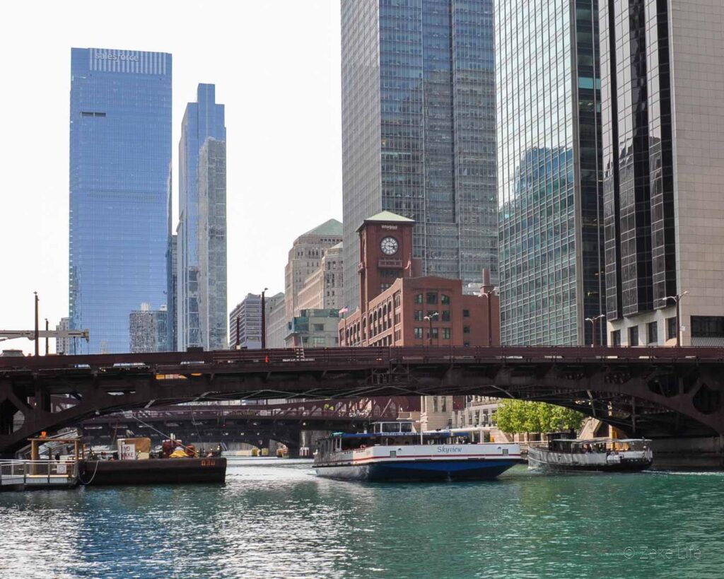 2 boats passing on Chicago River with Salesforce tower in background